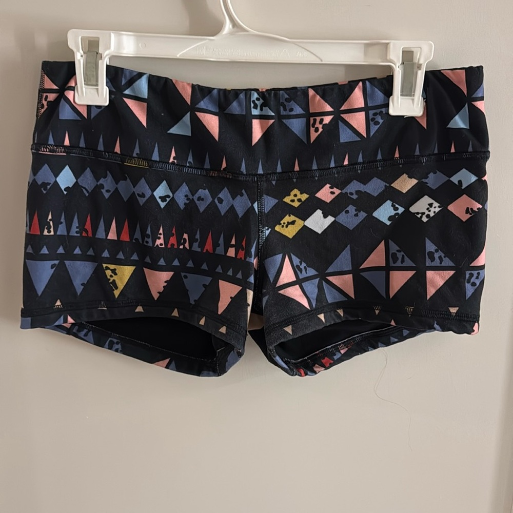 Geometric Fleo Shorts